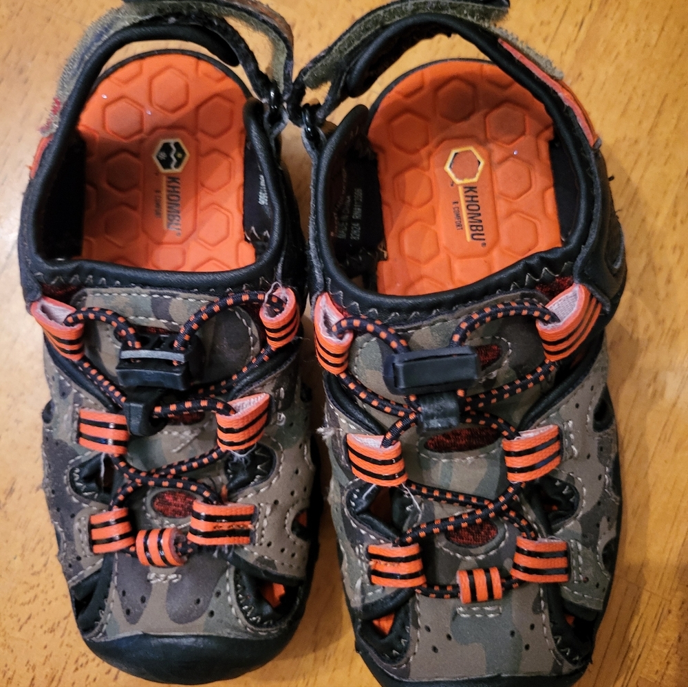 Khombu Boy's Active Sandals, Camo/Orange trim, adjustable strap Sz 8